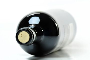 verschlossene Flasche Rotwein mit Etikett