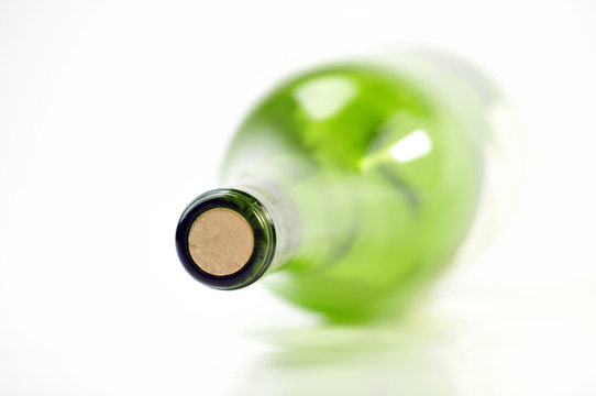 verschlossene Flasche Wei&szlig;wein mit Etikett