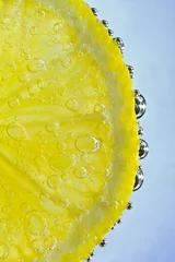 Selbstklebende Fototapeten Zitrone mit Blasen © kubais
