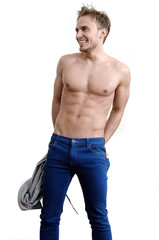 Fototapeta premium lachender Mann mit freiem Oberkörper