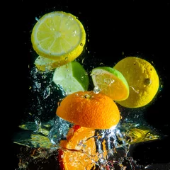Zelfklevend Fotobehang fruit plons © kubais