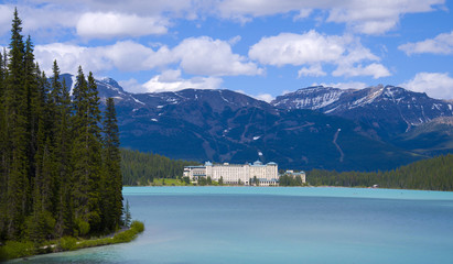 Fototapeta na wymiar Fairmont Chateau Lake Louise, Banff National Park