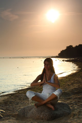 Fototapeta na wymiar ocean yoga sunrise