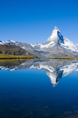 Fototapeta na wymiar Słynny Matterhorn odzwierciedlenie w Stelisee