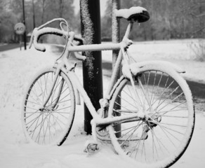 Fototapeta na wymiar rower w śniegu