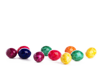 viele bunte ostereier auf weissem hintergrund