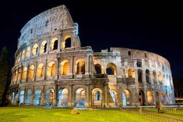 Fototapeta na wymiar Koloseum w nocy, Rzym
