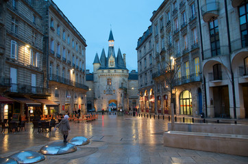 Place du Palais le soir à Bordeaux, Gironde, Nouvelle-Aquitaine en France