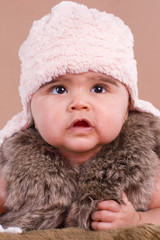 portrait d'une fillette de 6 mois en mode hivernale