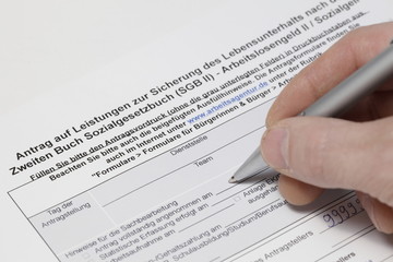 Arbeitslosengeldantrag mit Stift