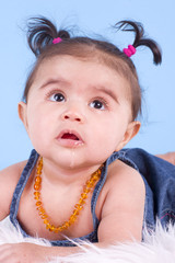 enfant de 6 mois sur fond bleu