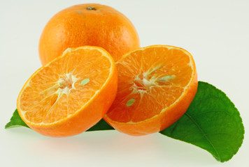 clémentines sur feuille d'agrume