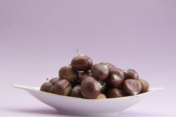 eine Schale mit Eßkastanien