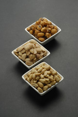 Tres cuencos llenos de frutos secos