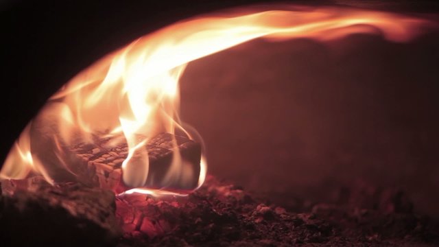 feu de bois dans four à pizza en pierre