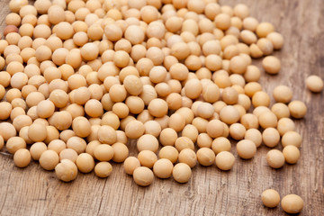 Trockene Sojabohnen auf Holz