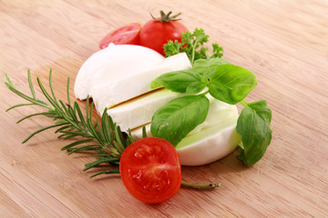 mozzarella mit kräutern und tomaten