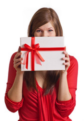 Frau hält sich Geschenk vor Gesicht