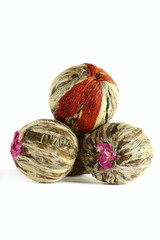 Листья зелёного чая закрученные в шары.