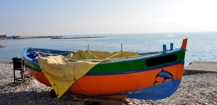 barque de pêcheur au bord de la méditerranée
