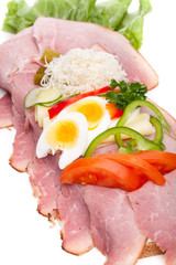 Belegtes Brot auf weißem Hintergrund