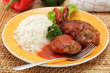 Paprikafrikadfellen mit Tomatensoße und Reis