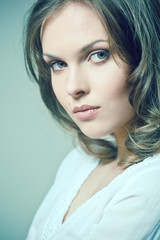 Naklejka premium Closeup portrait of a sexy young woman with natural makeup