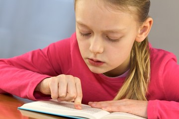 Schulkind liest konzentriert