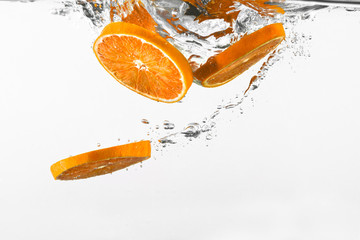 Orange im Wasser