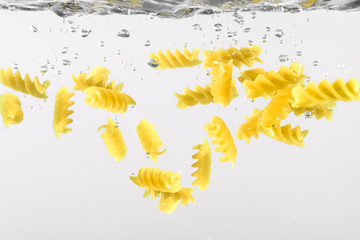 Nudeln im Wasser