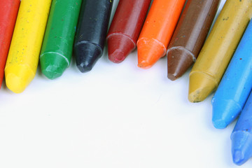 lápis de cera colorido sobre fundo branco