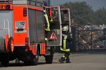 Feuerwehr trifft am Einsatzort ein