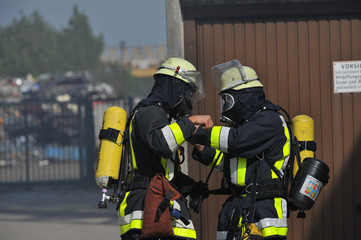 Feuererhrmann legt Atemschutz an