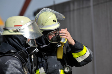Feuerwehrmann mit Atemschutz