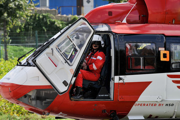 Notarzt im Rettungshubschrauber