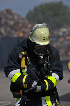 Feuerwehrmann mit Atemschutz