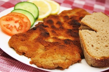 Schweineschnitzel mit Brot