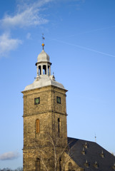 Fototapeta na wymiar Kirchenturm mit Kirchenuhr in Goslar