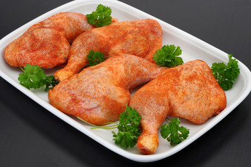 Frische rohe Hähnchenkeulen gewürzt