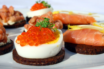 Eier mit Kaviar und andere Häppchen