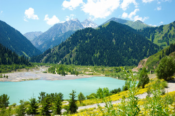 Fototapeta na wymiar Górskie jezioro z altany