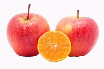 Äpfel und Mandarine mit Tropfen freigestellt weisser Hintergrund