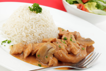 Hähnchenbrustgeschnetzeltes, Reis, Salat