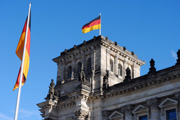 Fototapeta na wymiar Reichstagu z flagami