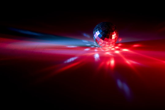 Laser mit Rotlicht und Diskokugel
