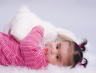 joli bébé de 6 mois prête à s'endormir © Magalice