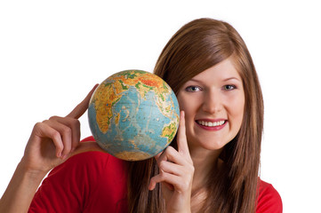 Frau hält Globus zwischen den Fingern