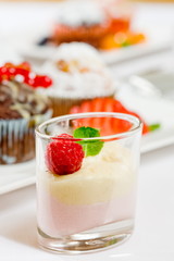 süße Nachspeise mit Muffis als Hintergrund