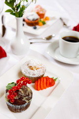 Frühstück mit Gebäck und Cafe