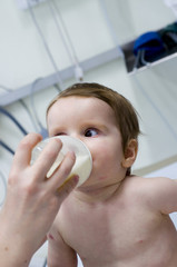 Bébé mangeant au biberon à l'hôpital